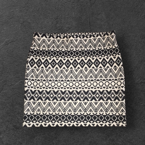 NEW•XL•Blissful Balance Unique Black & White Aztec Skirt - Picture 8 of 8